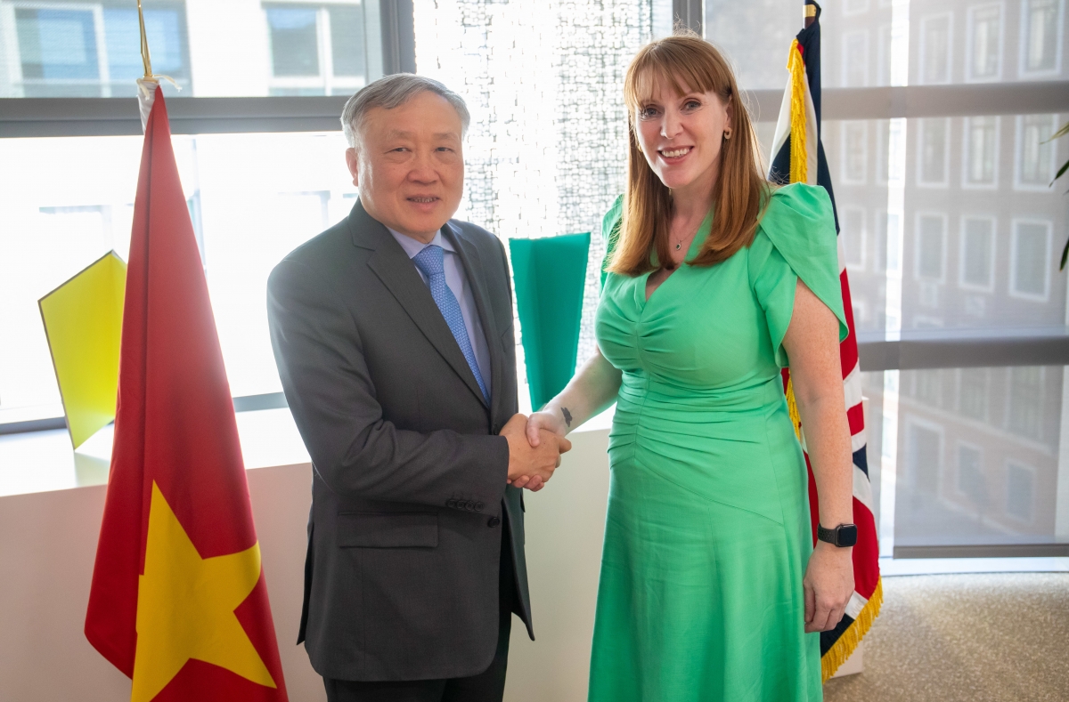 Phó Thủ tướng Nguyễn Hòa Bình gặp Phó Thủ tướng Anh Angela Rayner